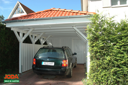 Auto unter Carport