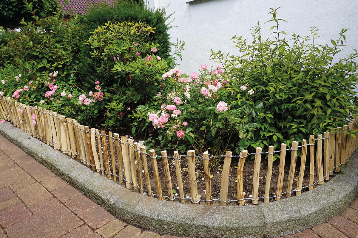 Beetgrenze aus Natur-Staketen 