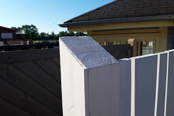 Leimholzpfosten 90x90 mm Kopf abgeschrägt 2,10 m Fichte Grauweiß 2,10 m | Fichte Grauweiß