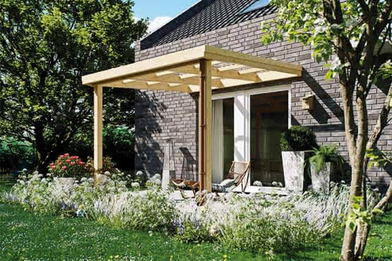 Günstig: Terrassenüberdachung mit Lichtwell-Platten und Holzstützen 