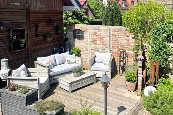 Brisbane Gartenlounge, Sitzgruppe in Palettenoptik Antik hell mit grauen Polstern Antik hell mit grauen Polstern