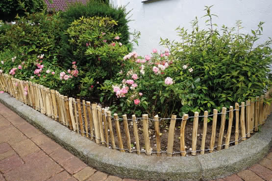 Beetgrenze aus Natur-Staketen 