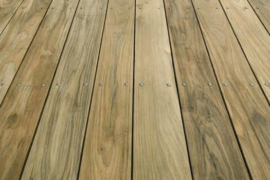 Robinie Terrassendiele 23 x 140 mm rustikales, glattes Profil 