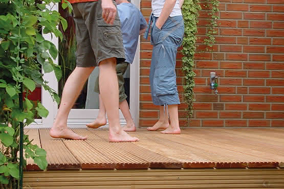 Bangkirai, FSC-zertifiziert (FSC 100%), naturbelassen Anti-Slip-Profil 38x145x4880 mm 4,88 m