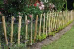 Beetgrenze aus Natur-Staketen 