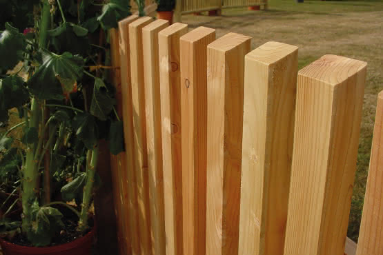 Lattenzaun aus hochwertigem Holz und Edelstahlverbindungen
