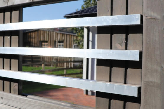 Holzzaun anthrazit mit Aluminium Zierleisten