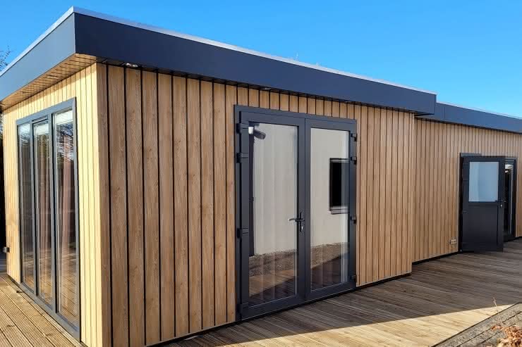 PVC-Fassaden-Einfachprofil mit Schattenfuge, foliert, 17x180x6000 mm 