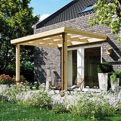 Günstig: Terrassenüberdachung mit Lichtwell-Platten und Holzstützen 