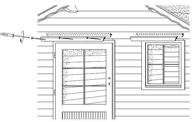 Aufbau eines Blockbohlenhauses: Montage der Tür- und Fensterdeckleisten