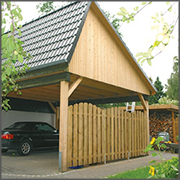 Asymmetrisches Satteldach eines Carports