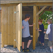 Tür eines Carports mit drei Personen