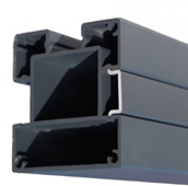 Aluminium-Pfosten PVC-Zaun im Querschnitt Aluminium-Pfosten PVC-Zaun im Querschnitt