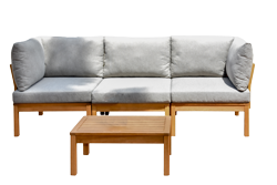 Gartenlounge Set aus Eukalyptus mit grauen Kissen und Tisch.