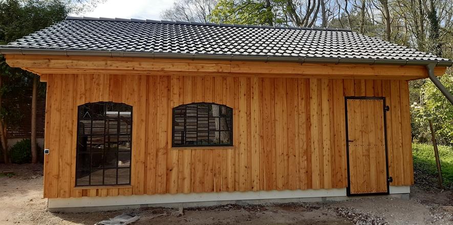 Carport aus Lärchenholz mit Pott- und Deckelschalung und Echtverglasung Carport aus Lärchenholz mit Pott- und Deckelschalung und Echtverglasung