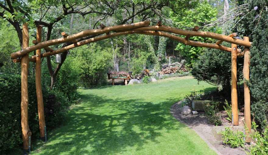 Pergola aus Robinienstämmen